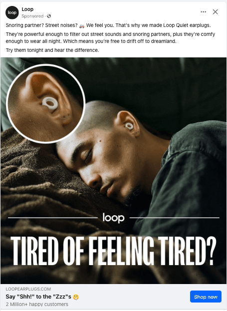 Imagen de un hombre durmiendo con un auricular Loop en la oreja. Se muestra en formato de anuncio de Facebook